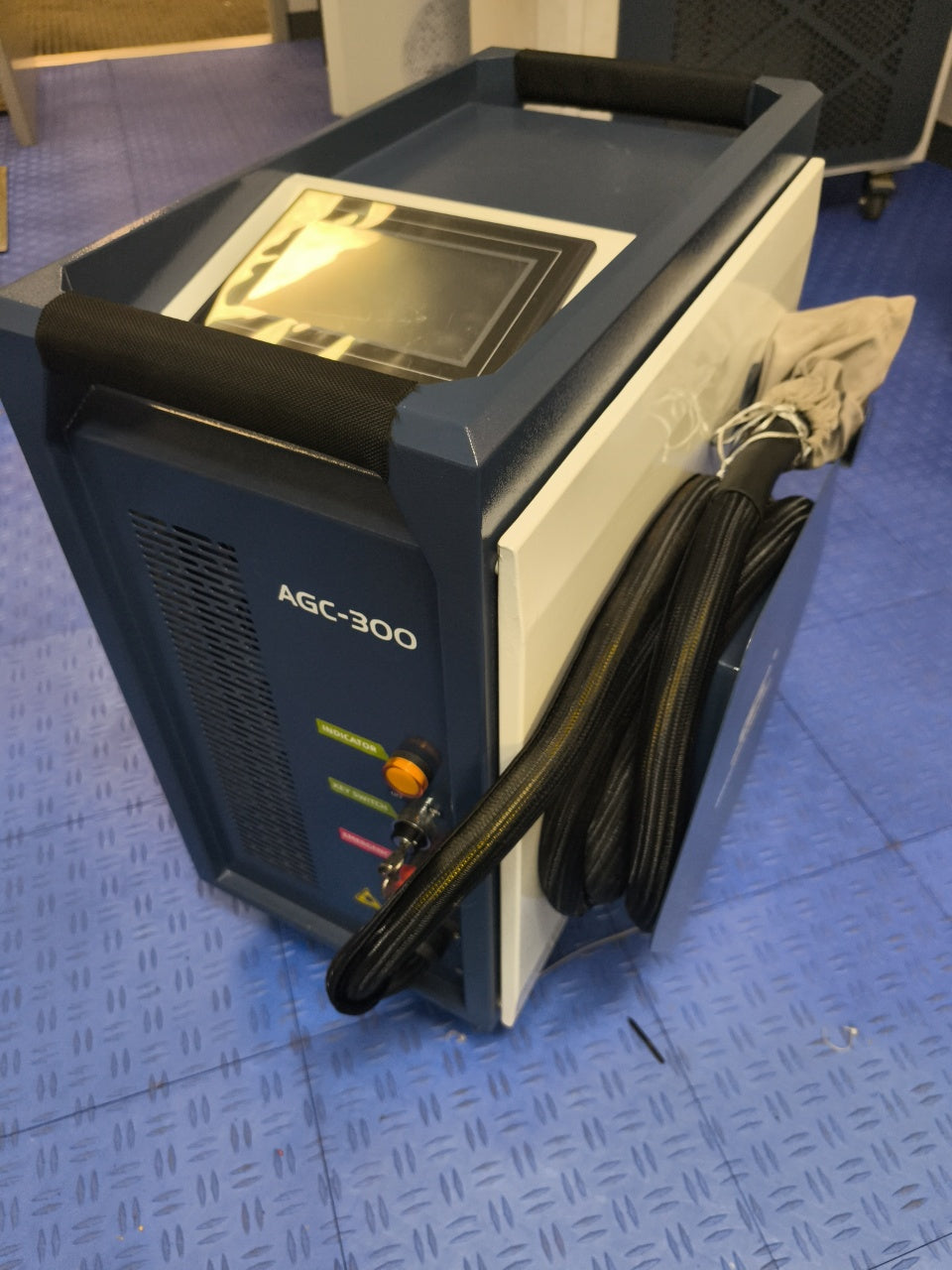 Used AGC 300W Air-Cooled Laser Cleaner Portable Pulse Laser Stripping Machine For Wood Laser Rust And Paint Cleaner Handheld Cleaning Machine for Paint From Wood Laser Cleaner for Metal Rust