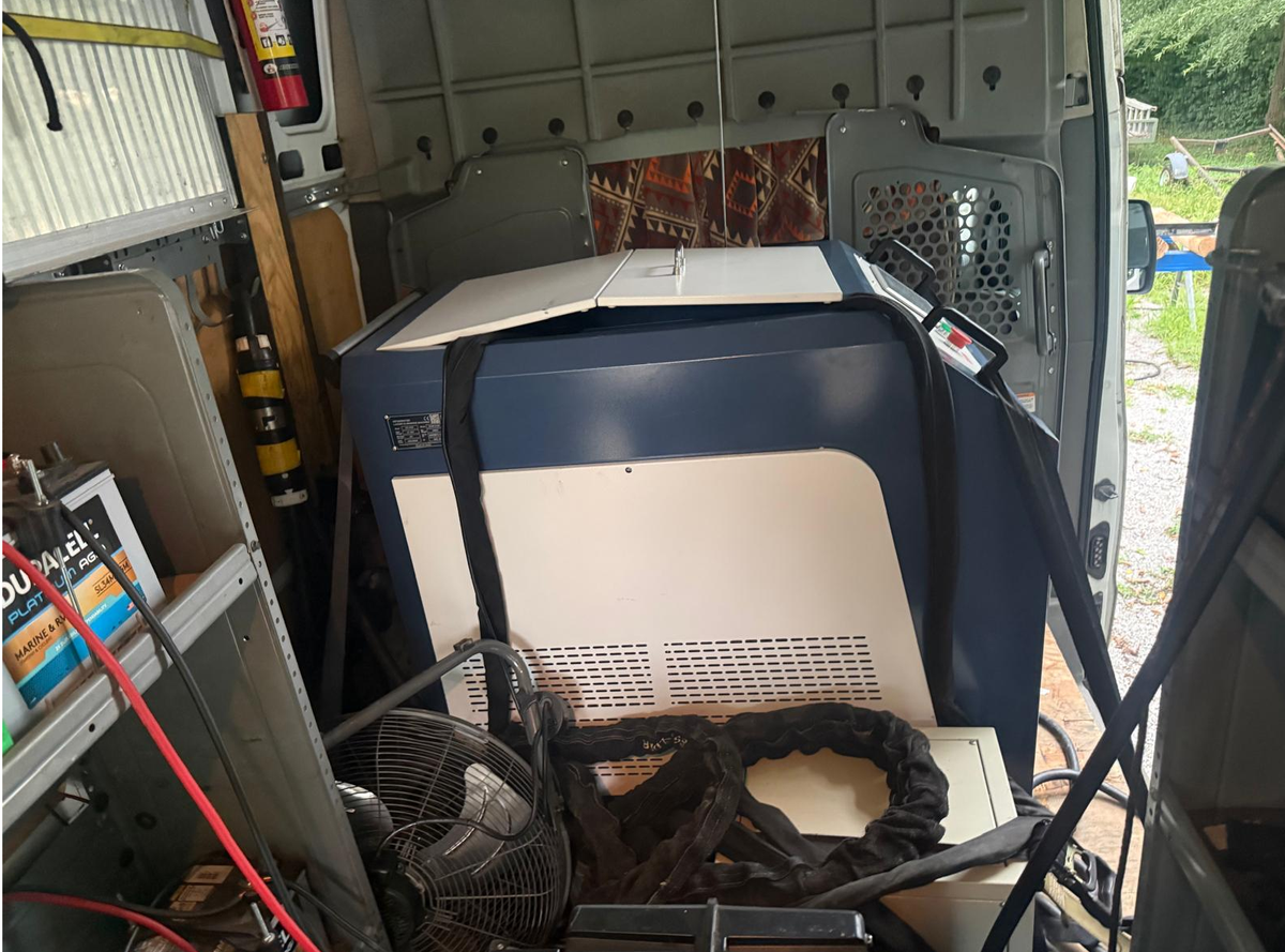Used SFX Laser Rust Removal 3000W Laser Cleaning Machine 400mm Cleaning Rust & Paint Removal with Smart Control & Anti-Freeze Systemfor Rust Oil Paint Remover SLC-3040